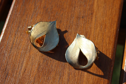 Vintage Giovanni Signed Gold Leaves Clip on Earrings Mod Retro Art Deco - Loom Vintage