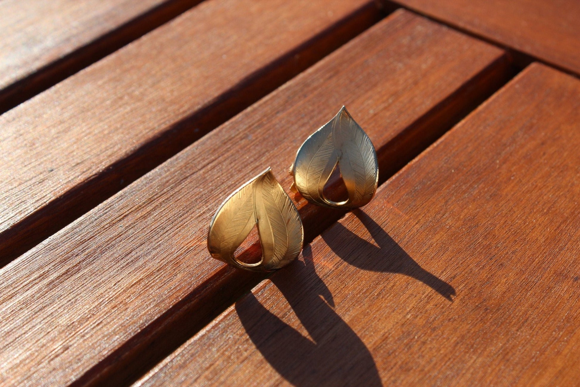 Vintage Giovanni Signed Gold Leaves Clip on Earrings Mod Retro Art Deco - Loom Vintage