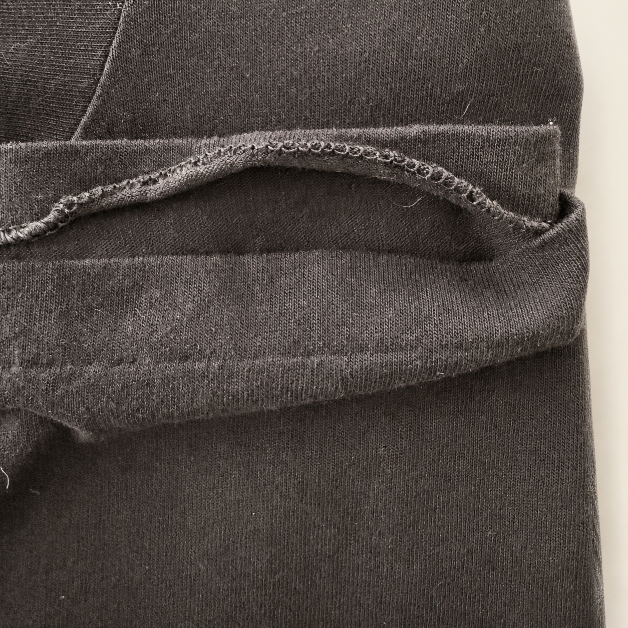Close-up of small loose bottom hem seam on vintage 1996 Neil Diamond tour tee, disclosed flaw