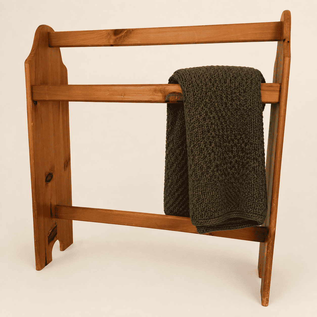 Pine quilt rack styled with a green knit throw