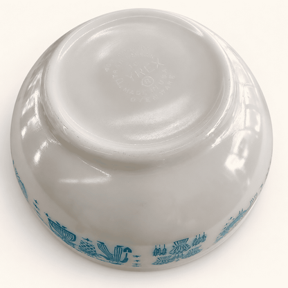 Vintage Pyrex 403 Butterprint 2.5 quart mixing bowl in white opal glass