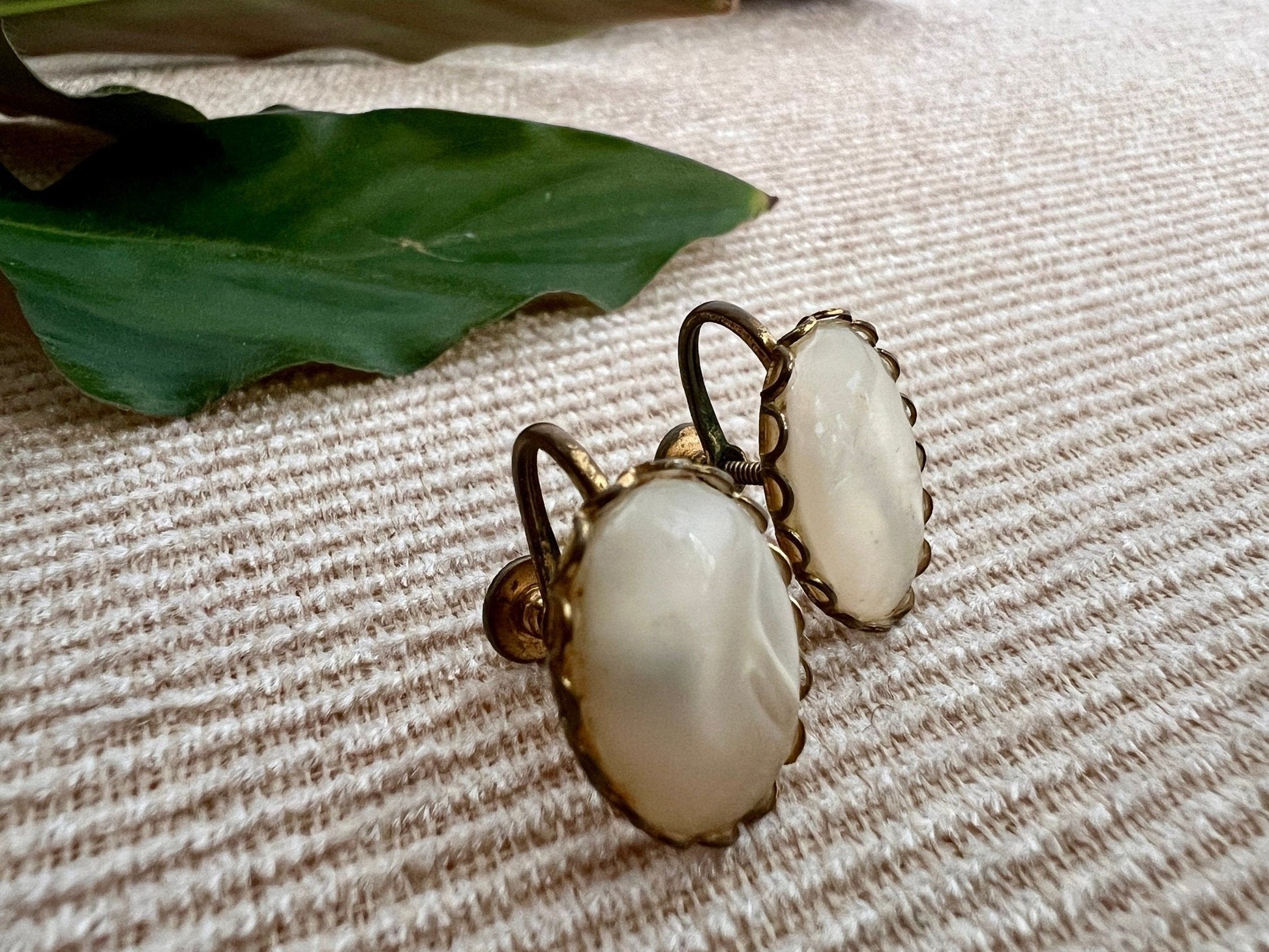 Vintage Spanish Style Screw Back Enamel Earrings, Costume Earrings, Filigree Edge - Loom Vintage