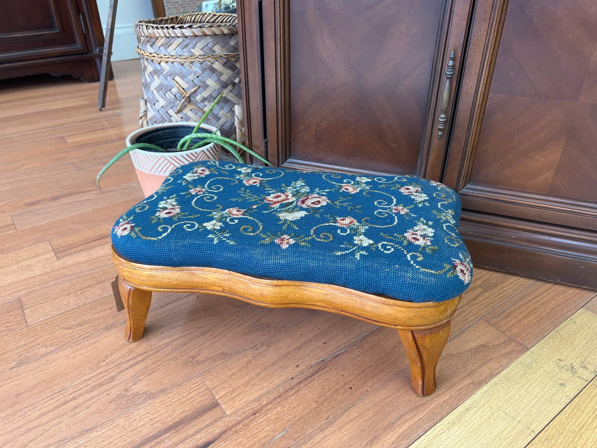 Vintage Victorian - Style Needlepoint Footstool – Blue Rose Motif, 18″ × 11″ - Loom Vintage