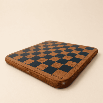 Side profile of the vintage wood game board with rounded corners