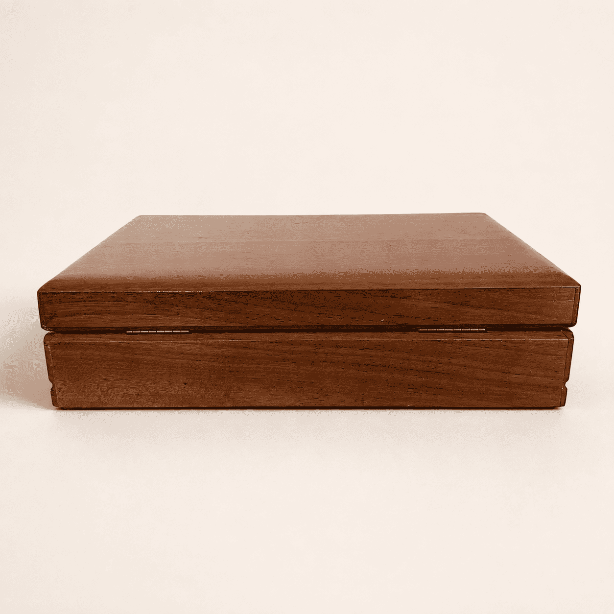 Back profile of the jewelry box showing the hinge
